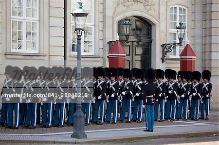 Wachen vor dem Schloss Amalienborg, Kopenhagen, Dänemark, Skandinavien, Europa