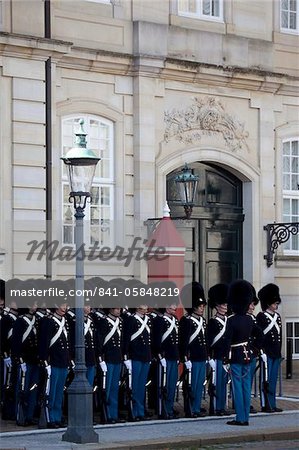 Guards at the Amalienborg Castle, Copenhagen, Denmark, Scandinavia, Europe