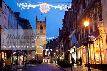 Lumières de Noël et la cathédrale à la nuit tombante, Derby, Derbyshire, Angleterre, Royaume-Uni, Europe