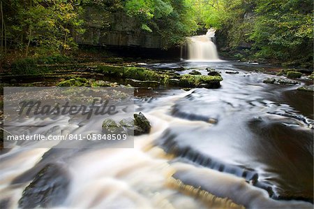 Nordwest Burton Wasserfall, Nordwest Burton, Wensleydale, Yorkshire Dales National Park, Yorkshire, England, Vereinigtes Königreich, Europa