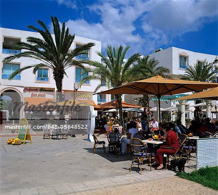 Scène de café à la marina, Yasmine Hammamet, Cap Bon, Tunisie, Afrique du Nord, Afrique Scène de café à la marina, Yasmine Hammamet, Cap Bon, Tunisie, Afrique du Nord, Afrique