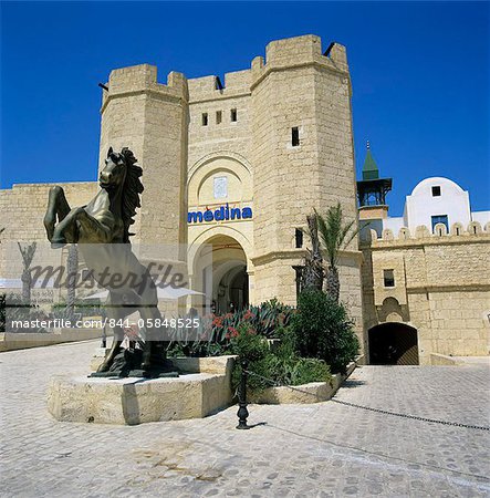 Entrée de porte d'entrée de la médina shopping et restaurant complexe, Yasmine Hammamet, Cap Bon, Tunisie, Afrique du Nord, Afrique Entrée de porte d'entrée de la médina shopping et restaurant complexe, Yasmine Hammamet, Cap Bon, Tunisie, Afrique du Nord, Afrique