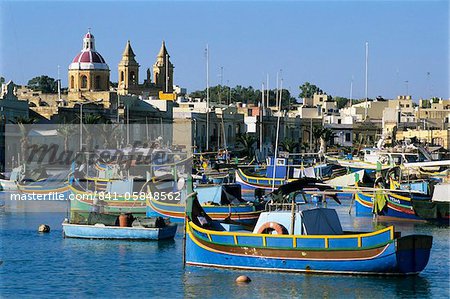 Blick über den Hafen mit dem traditionellen Luzzu Fischerboote, Marsaxlokk, Malta, Mittelmeer, Europa