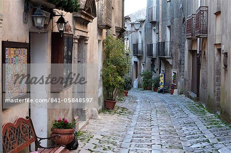 Anzeigen von schmalen gepflasterten Straße, Erice, Sizilien, Italien, Europa