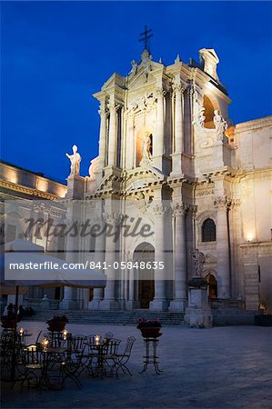 Le Duomo au crépuscule, la Piazza Del Duomo, Siracusa, Sicile, Italie, Europe