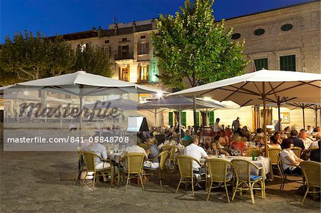 Restaurants in the Plaza Mayor, Pollenca (Pollensa), Mallorca (Majorca), Balearic Islands, Spain, Mediterranean, Europe