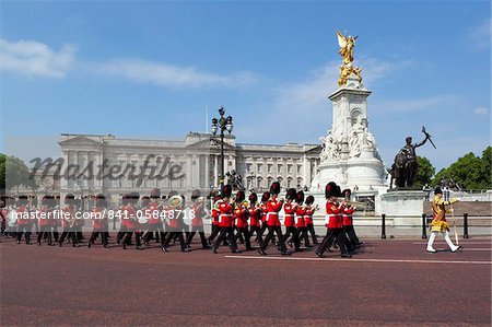 Bande de la Coldstream Guards défilent Buckingham Palace lors de la répétition pour la parade de la couleur, Londres, Royaume-Uni, Europe