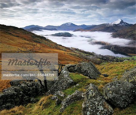 Brume sur Llyn Gwynant et montagnes de Snowdonia, Parc National de Snowdonia, Conwy, pays de Galles, Royaume-Uni, Europe