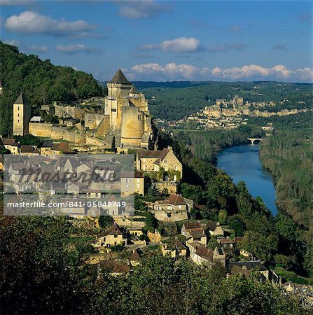 Chateau de Castelnaud and view over Dordogne River and Chateaux of Beynac, Castelnaud la Chapelle, Dordogne, Aquitaine, France, Europe