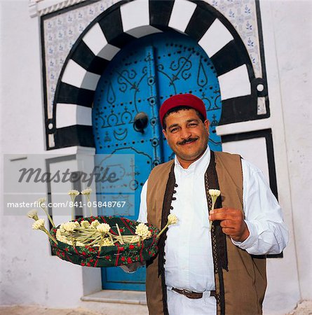 Jasmin vendeur dans l'embrasure de la porte, Sidi Bou Saïd, Tunisie, l'Afrique du Nord, Afrique