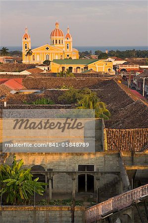 La cathédrale et les bâtiments de Grenade juste avant le coucher du soleil, Granada, Nicaragua, l'Amérique centrale