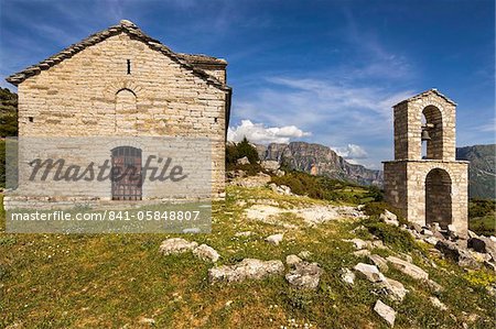 Ancienne église au bord de la semi abandonné le village d'Ano Klidonia dans Zagoria, avec les sommets de Astraka dans le lointain, Épire, Grèce, Europe