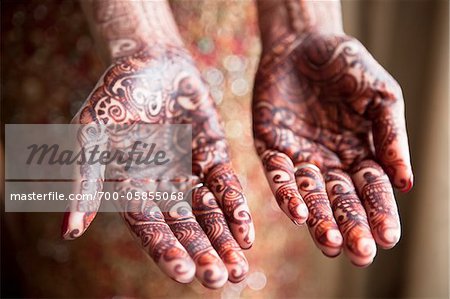 Mariée avec Mendhi sur la paume des mains