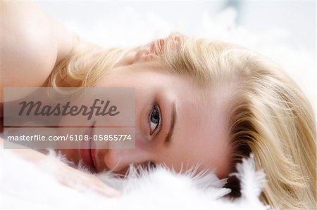 Portrait d'une jeune femme allongée sur un tapis shag Portrait d'une jeune femme allongée sur un tapis shag