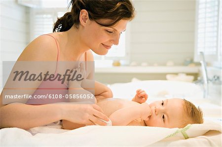 Mutter und Baby nackt, Reinigungsmittel-Baumwolle