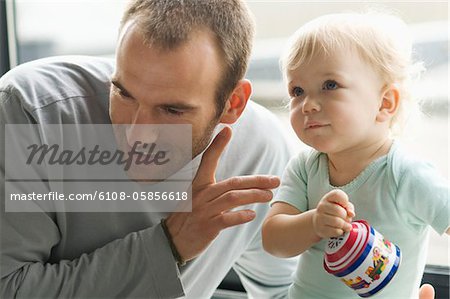 Porträt des Menschen und der kleine Junge spielt mit Spieluhr