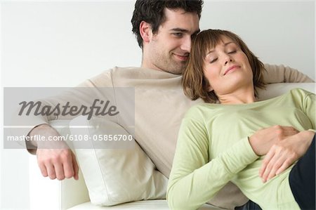 Couple couché sur un sofa