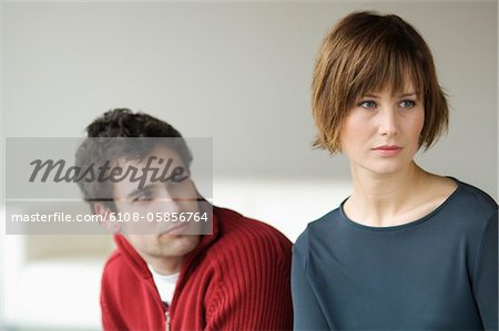 Sad cherche couple dans une salle de séjour