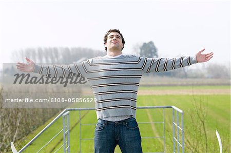 Mann, stehend auf einer Terrasse, ausgestreckten