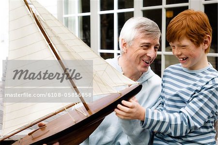 Alter Mann und junge mit einem Modell Boot, im freien