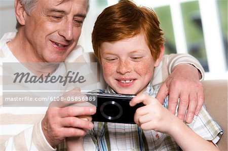 Senior Man and Boy spielen Playstation Portable