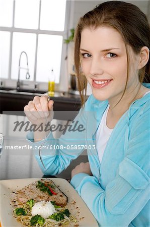 Junge Frau essen Fleisch und Reis