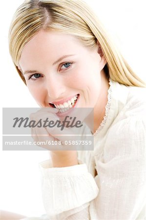 Portrait d'une jeune femme se ronger les ongles, à l'intérieur (studio)