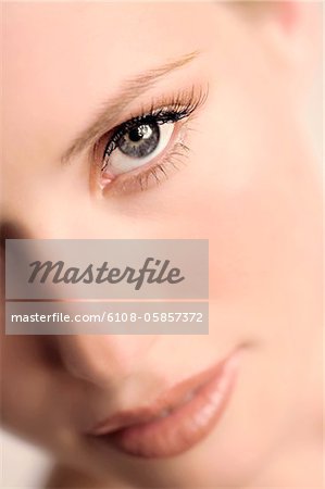 Porträt einer jungen Frau, Blick in die Kamera, Make-up, Nahaufnahme, drinnen (Studio)