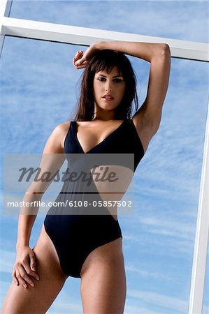 Junge Frau im schwarzen sexy Badeanzug