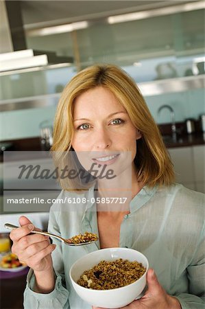 Portrait d'une femme mangeant des céréales