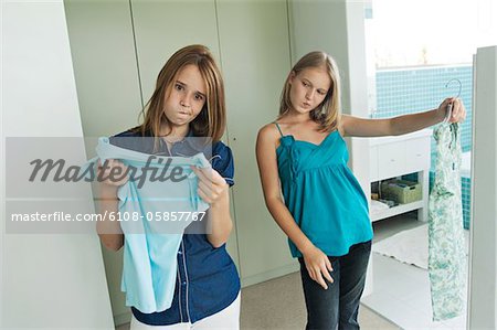 2 filles adolescentes, essayer des vêtements