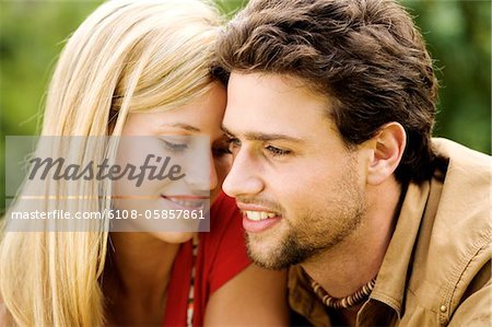 Porträt eines jungen Paares in der Liebe