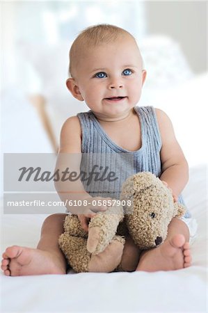 Baby sitting avec ourson en peluche à l'intérieur