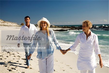 Couple et femme senior sur la plage