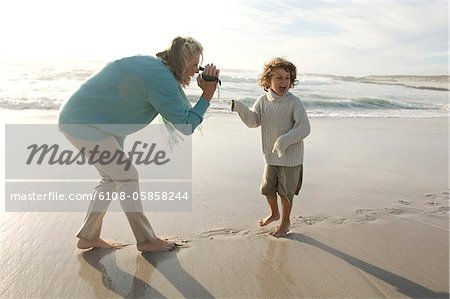 Grand-mère et petit-fils sur la plage