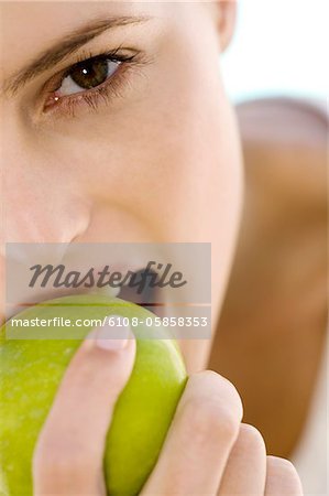 Porträt einer jungen Frau, einen Apfel, drinnen Essen