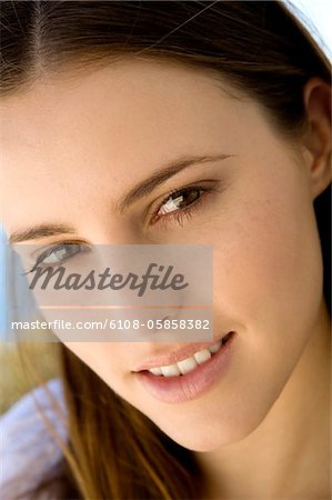 Porträt einer jungen Frau lächelnd, Blick in die Kamera, Innenaufnahme