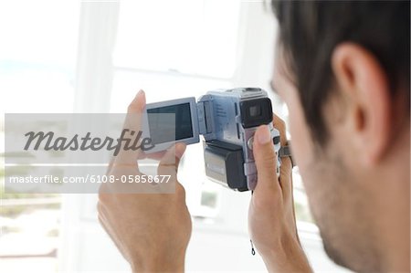 Jeune homme à l'aide du caméscope