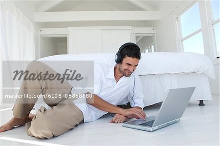 Jeune homme utilisant un ordinateur portable