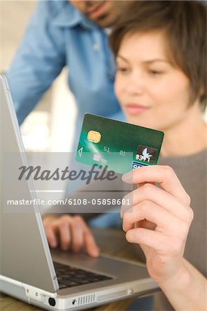 Junges Paar mit Kreditkarte im internet