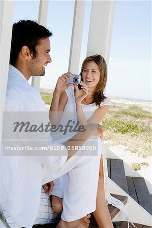 Femme homme photographier sur terrasse en souriant