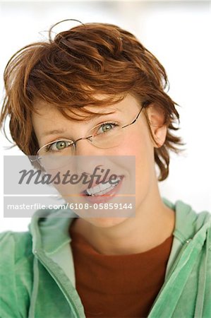 Portrait de jeune femme souriante avec lunettes