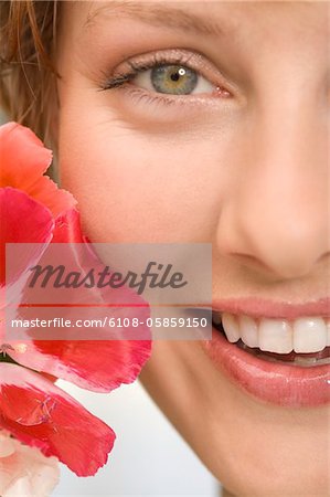 Femme souriante avec fleur