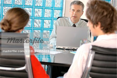 Geschäftsleute diskutieren im Büro