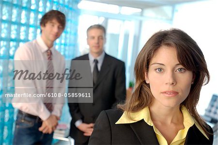 Geschäftsfrau im Büro mit Kollegen im Hintergrund