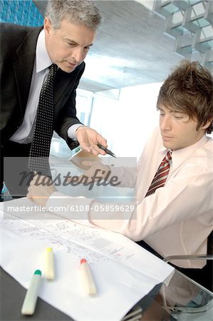 Homme d'affaires en discussion avec une collègue de bureau