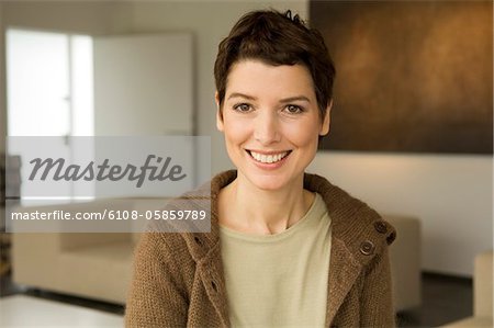 Porträt einer Frau mittleren Alters lächelnd