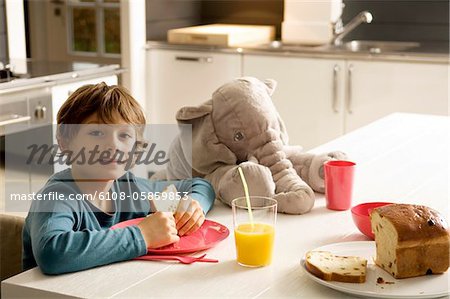 Portrait d'un garçon, le petit déjeuner dans la cuisine
