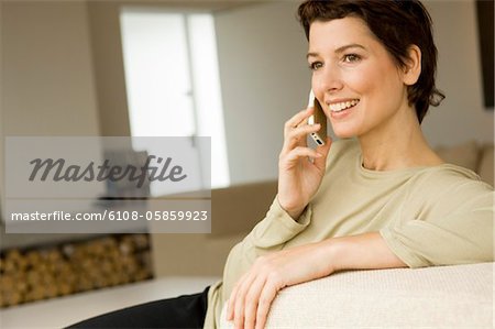 Mid femme adulte parlant sur un téléphone mobile