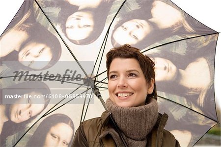Nahaufnahme von einer Frau mittleren Alters mit einen Regenschirm